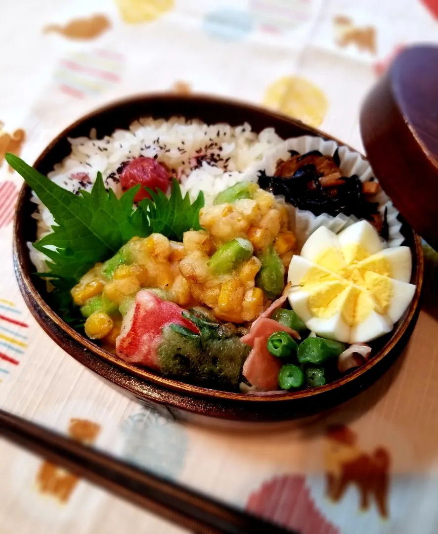 今日のお弁当🌱

とうもろこしと枝豆のかき揚げ
カニかまのシソ巻き天ぷら
ひじき煮
いんげんとベーコンの塩炒め|sunnyさん