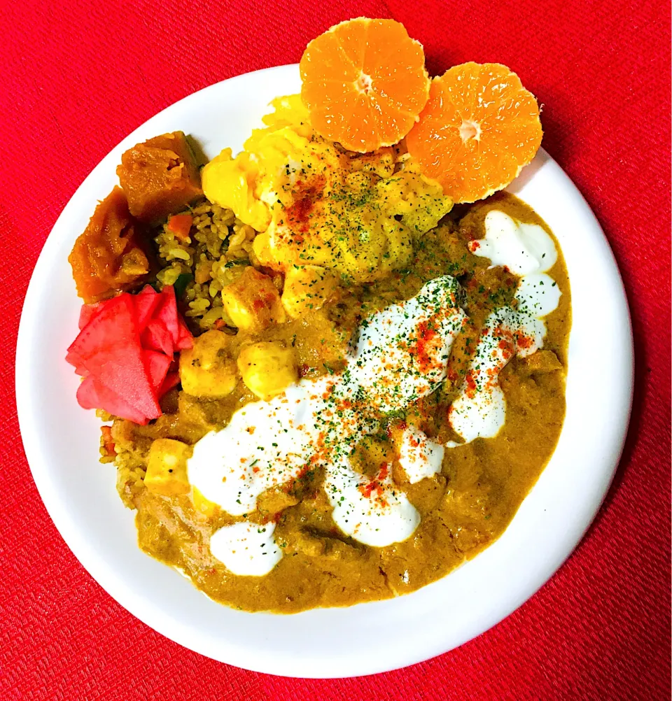 朝カレー生活110日目💪😃❤️固形カレーでカレーチャーハン😋昨夜煮込んだスパイス牛スジカレー🍛カレーにはたくさん頂いたさけるチーズをカットして豆乳入れてマイルド牛すじカレーにしました❤️ヨーグルトかけて盛りだくさん😋❤️|HAMI69さん