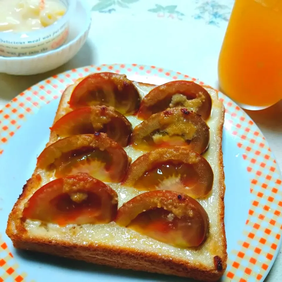 黒トマトで再び🍅魔法にかかったトマトのトースト　トマじゅわトースト|うたかた。さん