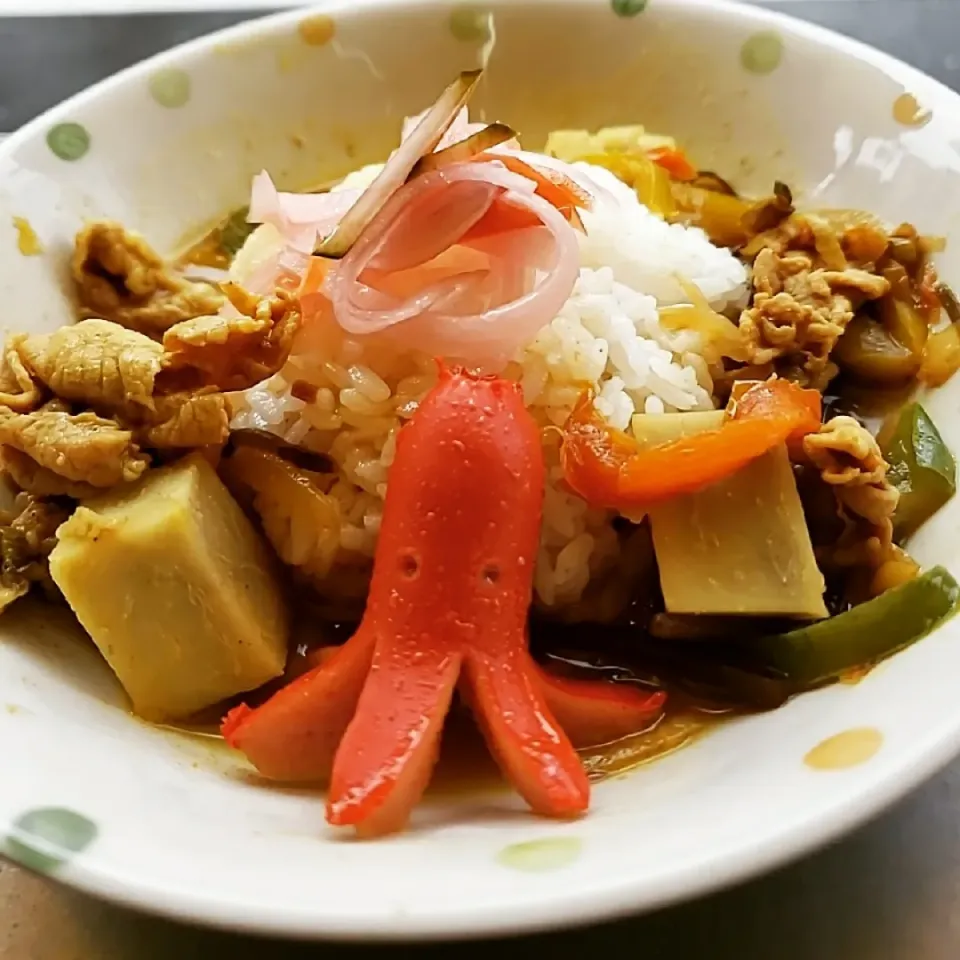 赤目芋と３色ピーマンの豚バラカレーwithタコさんウインナー🐙|ふじわらたくやさん