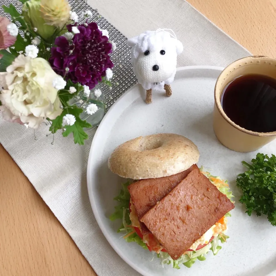 11/20❤︎焼肉味スパム&たまごサラダベーグルサンド🥯🌱|Makinsさん