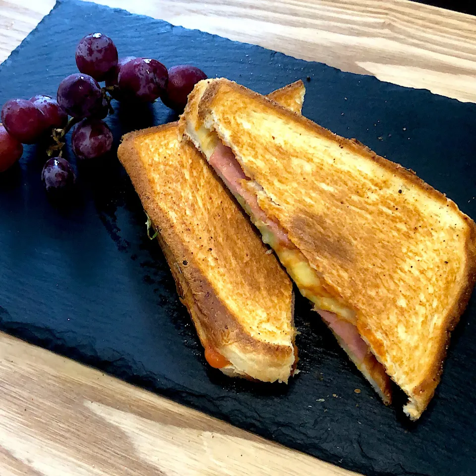 Snapdishの料理写真:ホットサンド🥪|Jean Nobyさん