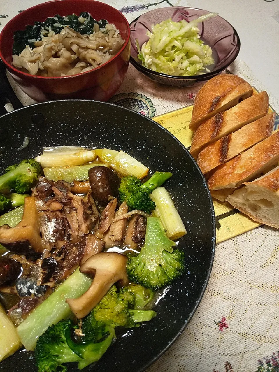 今日のお昼
※オイルサーディンでアヒージョ
※フランスパン
※酢キャベツ
※きのことワカメのお味噌汁|れあMIXさん