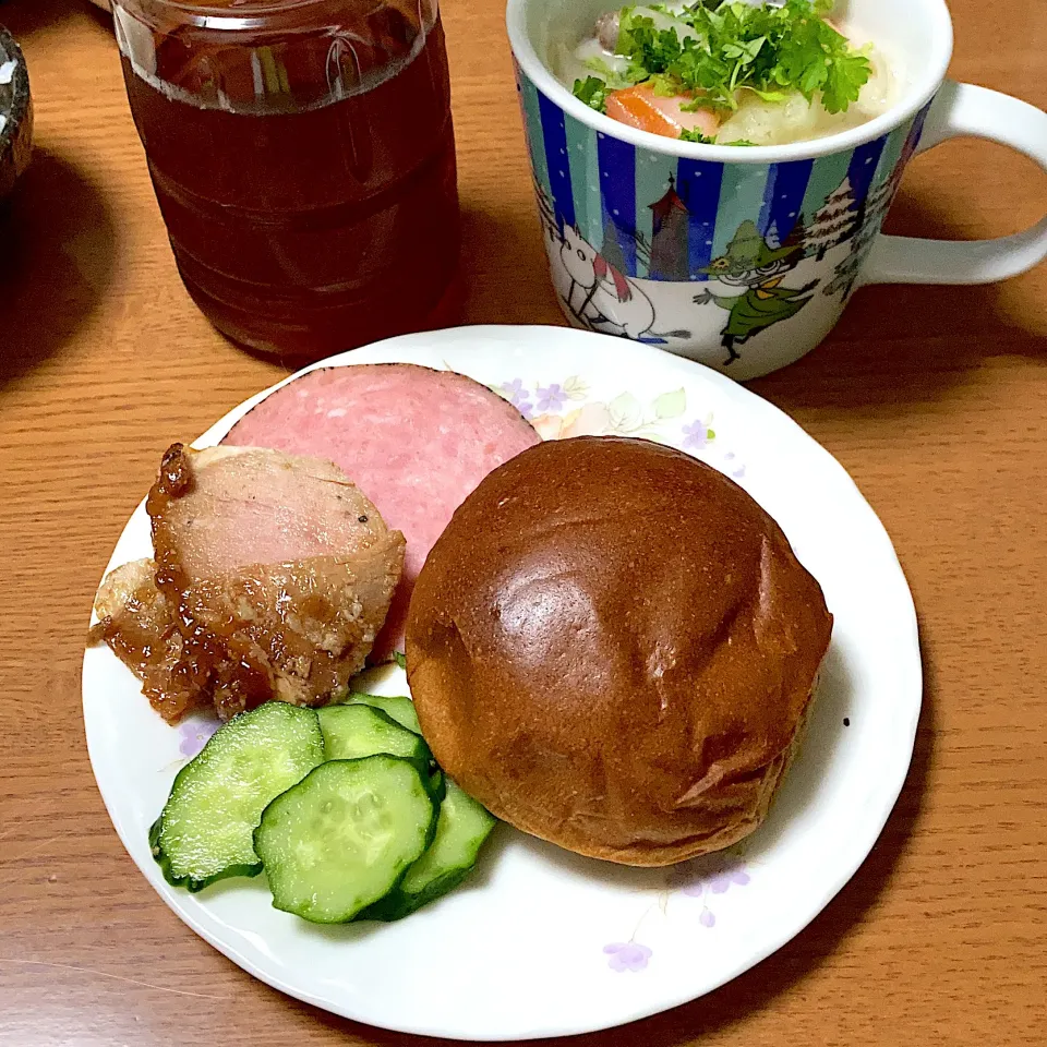 Snapdishの料理写真:パンと焼き豚とクリームシチュー|みんみんさん