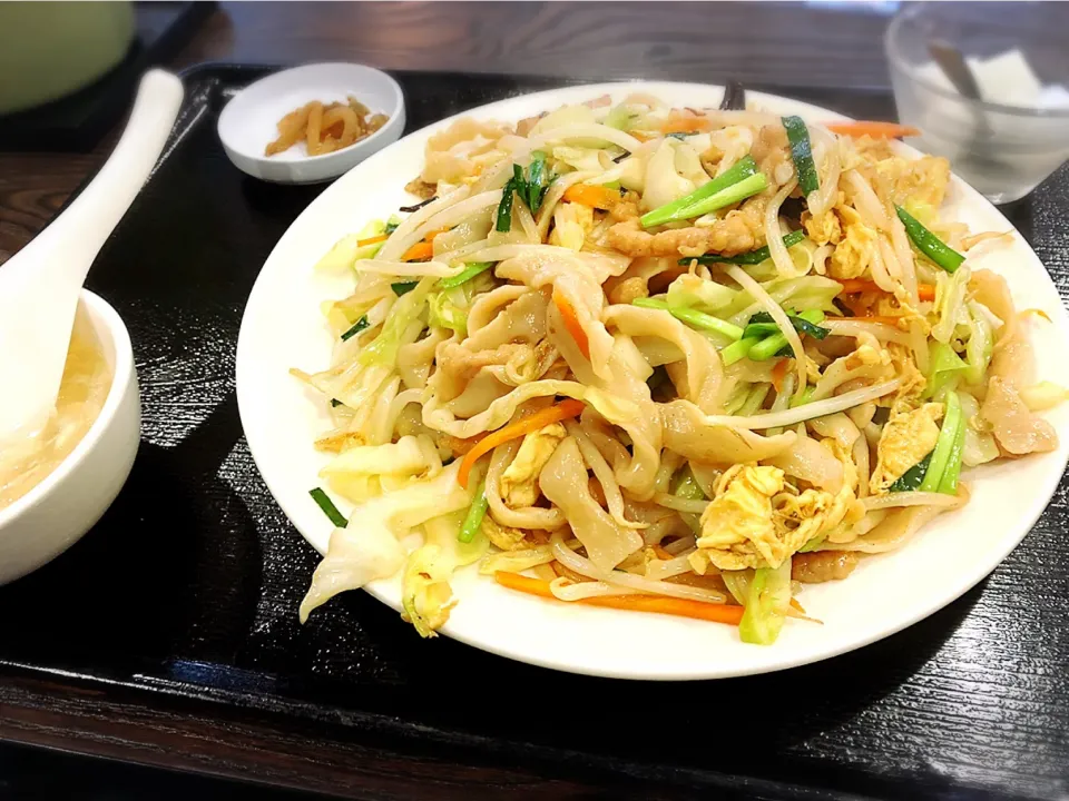 Snapdishの料理写真:焼き刀削麺 ¥750|Blue Moon Caféさん