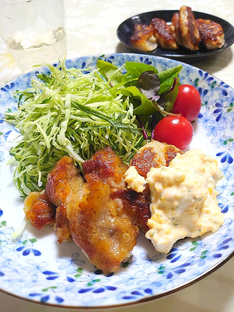 お酒の当てにチキン南蛮
後ろは焦げたギョウザ😅|🍒ふみりん🍒さん