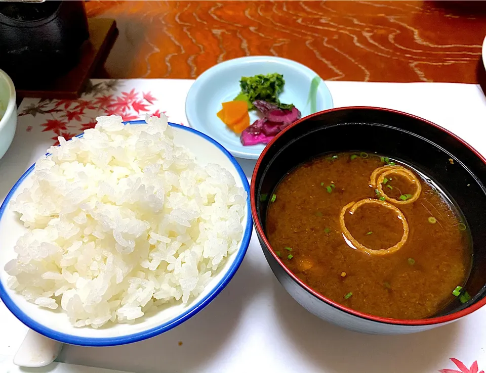 湯布院の旅館にて　ごはん大盛り、お漬物、赤出汁|Kouji  Kobayashiさん