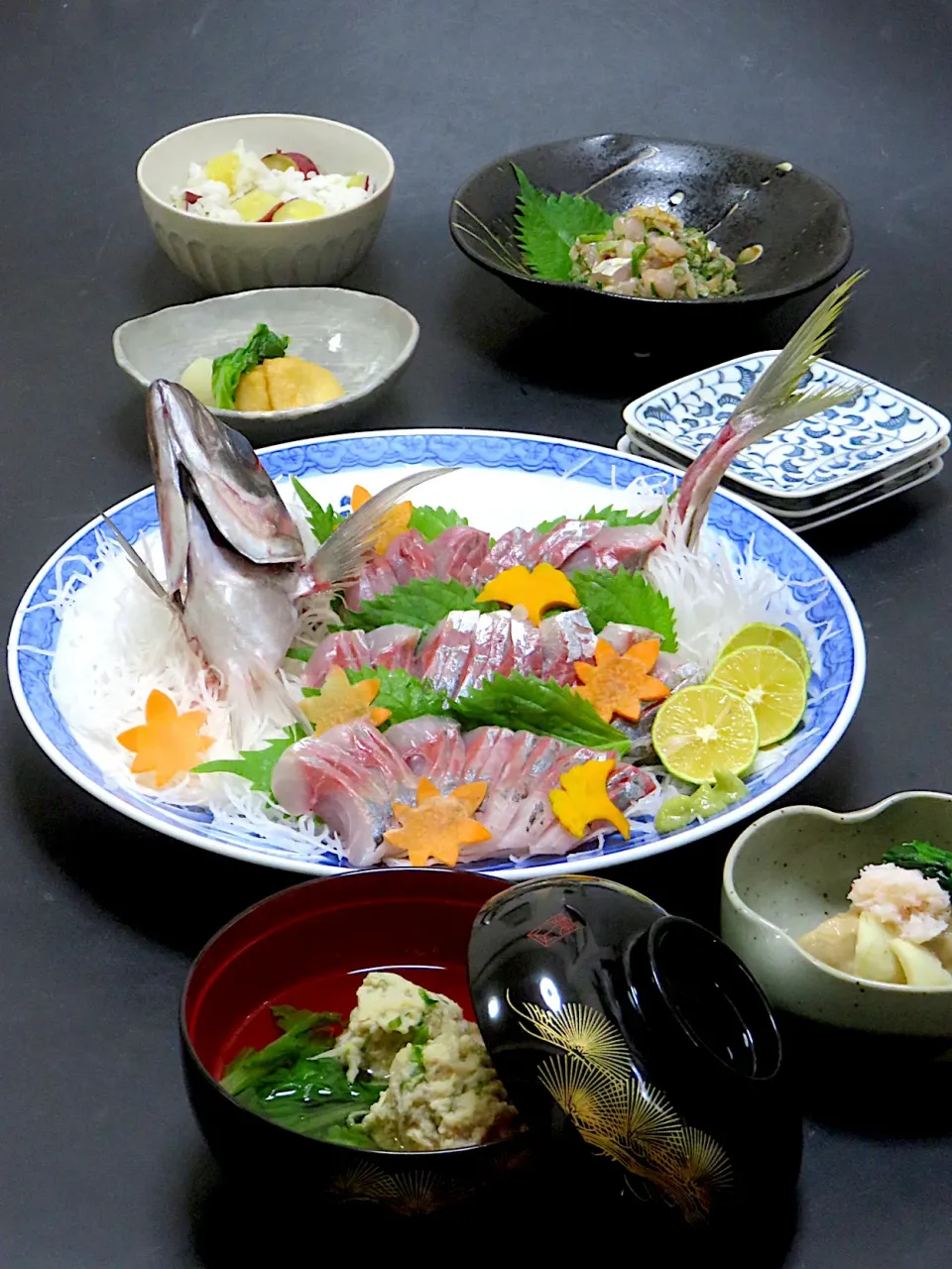 今晩は、平鯵姿造り、たたき、飛び魚と鯵のつみれ汁 牛蒡 ネギ、海老芋胡麻味噌煮 百合根 カニ ほうれん草、蕪の信田煮 間引き菜、さつまいもご飯|akazawa3さん