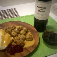 Snapdishの料理写真:IKEAのスウェーデンミートボール＆Casillero del Diablo Cabernet Sauvignon|mayさん