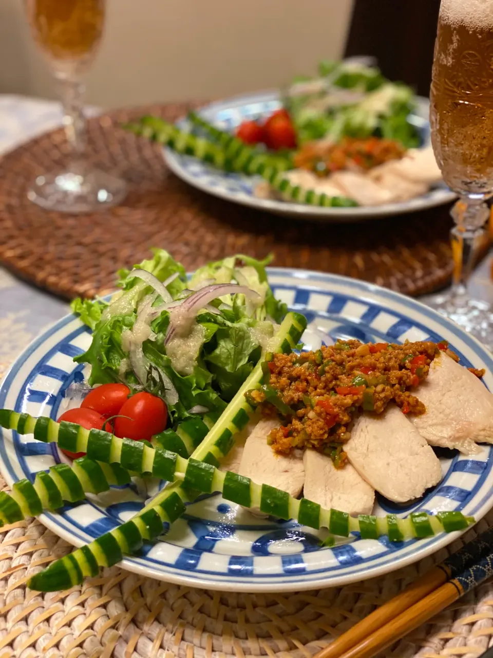 しっとり鶏胸肉の🐔ピリ辛ミンチ添え❣️飾り切りの長〜いシマシマきゅうりと🥒と共に😳✨  ポリポリ歯触り最高〜👍🥒|paaruさん