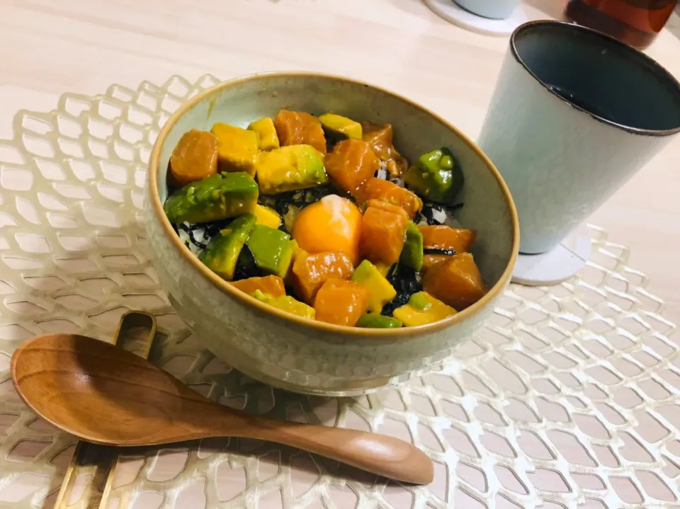 サーモンアボカド丼|ひろさんとゆりさんさん