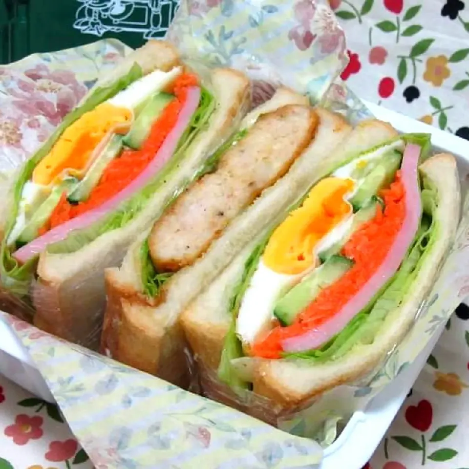 ❇️今日のお弁当～🥪❇️

冷凍保存しておいた『鮭バーグ』があったのでサンドイッチ～☘️

🌼鮭バーグサンド
🌼目玉焼きと野菜どっさりサンド|眞島 好さん