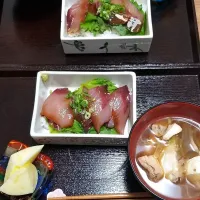 Snapdishの料理写真:自分で釣ったぶりの漬け丼とぶりのあら汁。最高の朝食|nontaさん