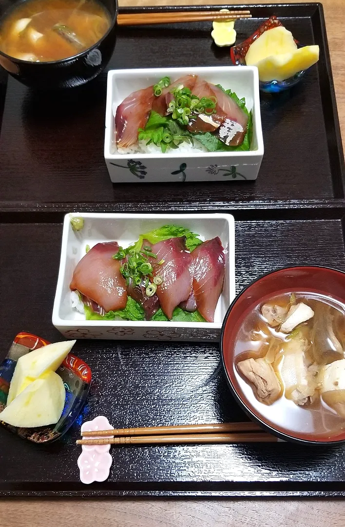 Snapdishの料理写真:自分で釣ったぶりの漬け丼とぶりのあら汁。最高の朝食|nontaさん