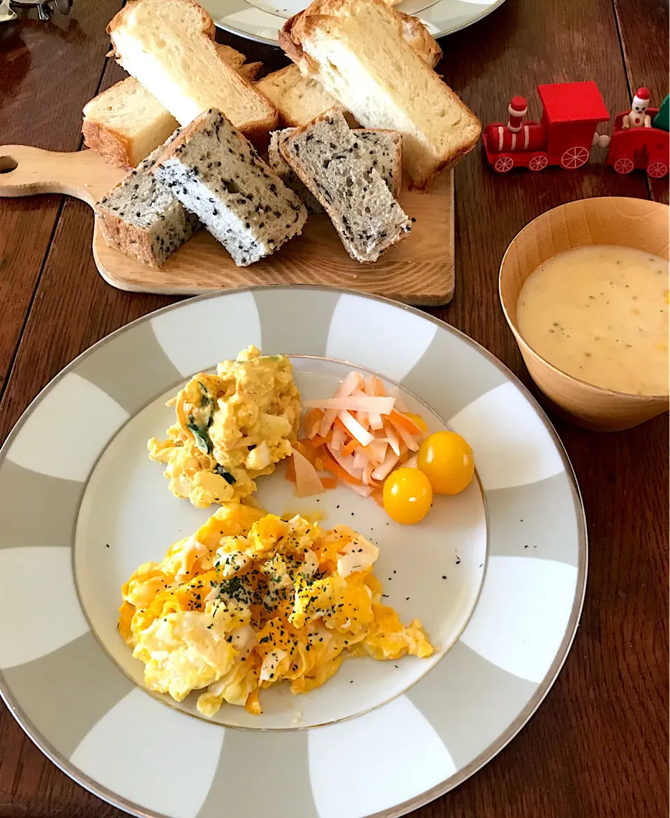 ブランチ #豆乳シュレッド200g  #マルサンアイ様 #豆乳シュレッド入りスクランブルエッグ🥚 #セサミパン  #デニッシュ食パン|小松菜さん