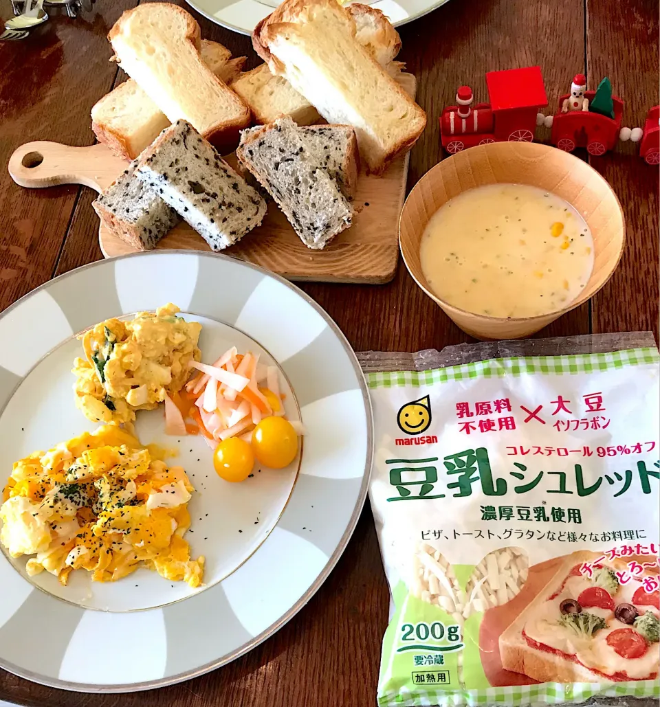 Snapdishの料理写真:ブランチ #豆乳シュレッド入りスクランブルエッグ🥚  #マルサンアイ様  #豆乳シュレッド200g  #コーンスープ|小松菜さん