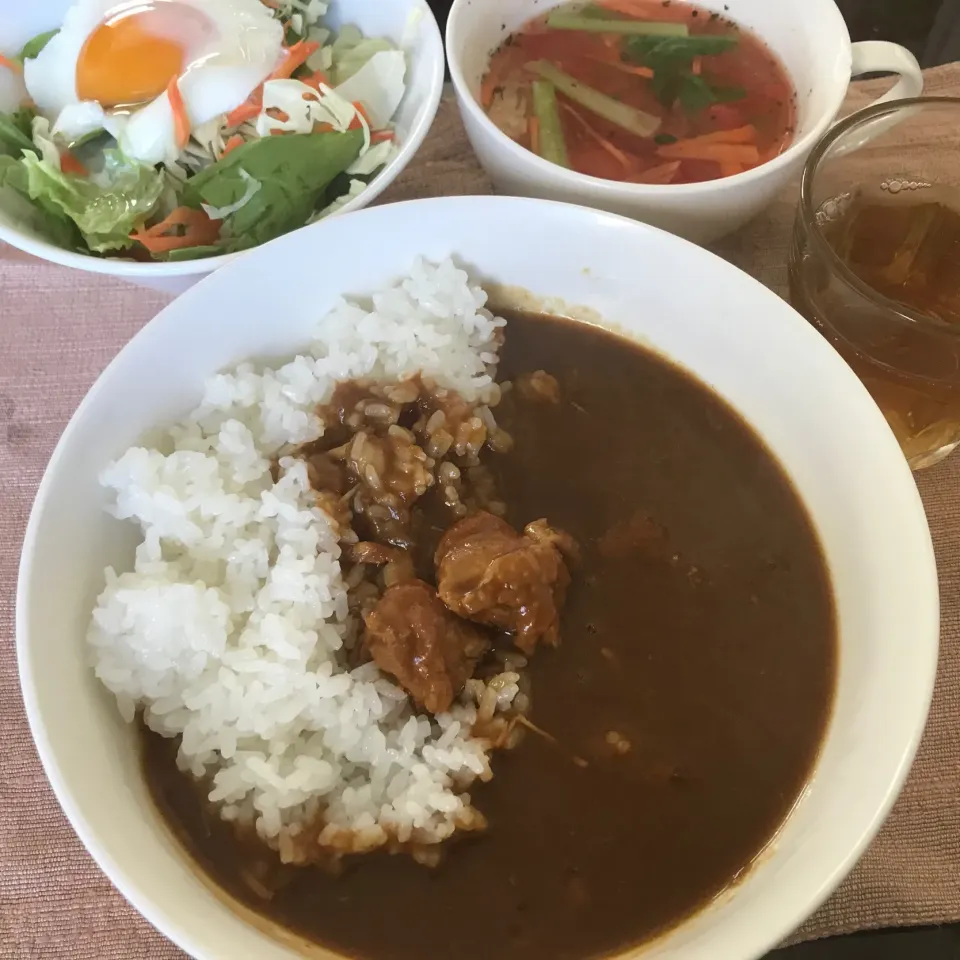 チキカレー、野菜トマトスープ🍅、サラダ🥗|純さん