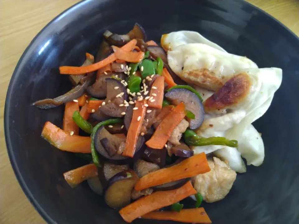 鶏と野菜のオイスター炒めと焼きギョウザ|いわちゃんさん