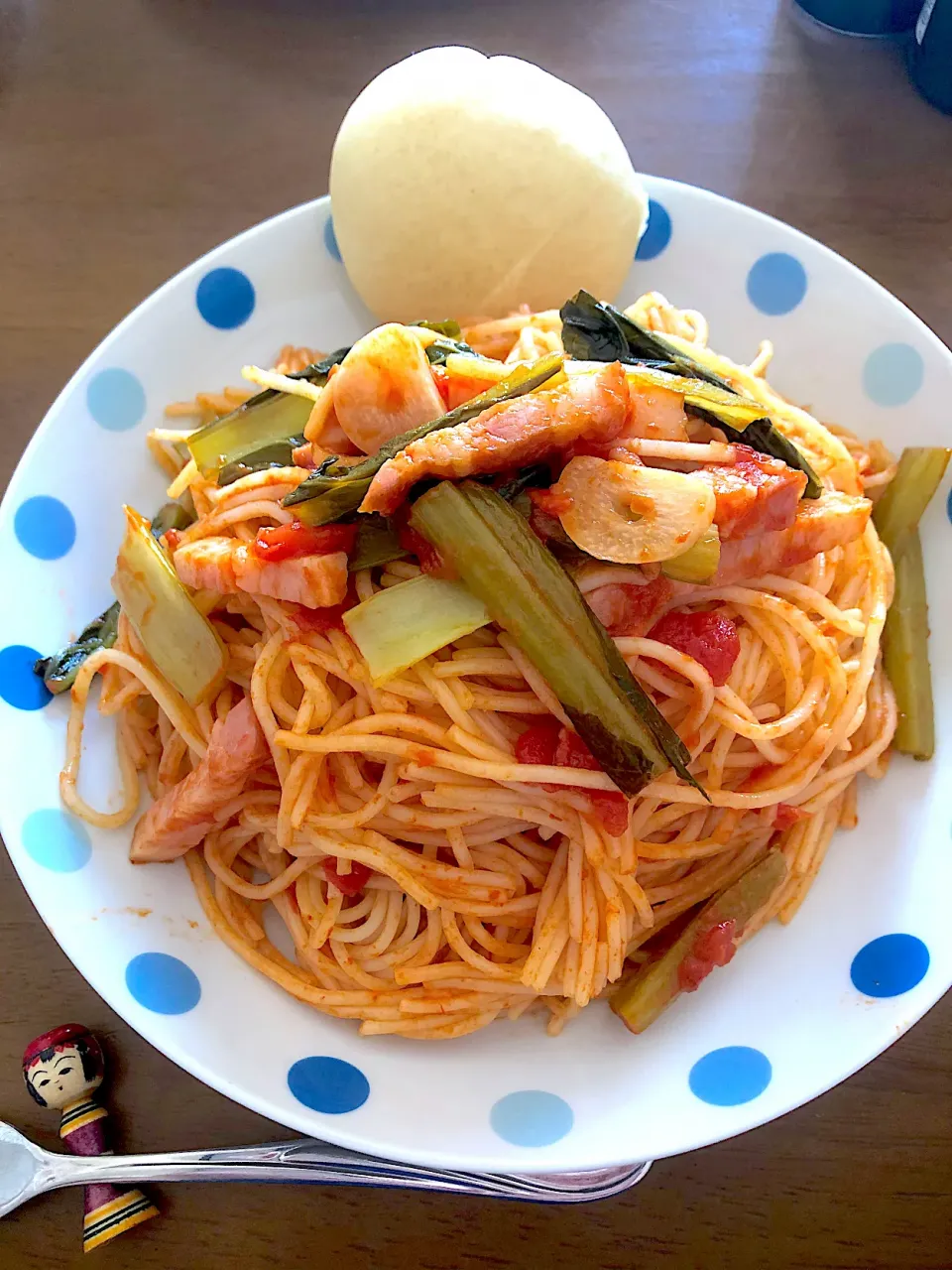 小松菜とベーコンのトマトソースパスタ、焼き立てパン付き|masaさん