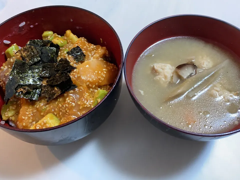 鰤とアボカドのコチュジャン漬け丼と椎茸人参ごぼうの鶏団子汁|ハンバーグうーたんさん