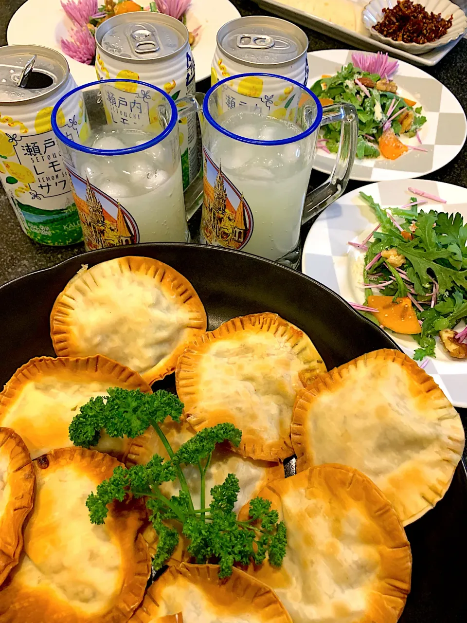 Snapdishの料理写真:餃子の皮バリバリ焼きと春菊サラダとカルディの瀬戸内レモンサワーで家飲み|シュトママさん