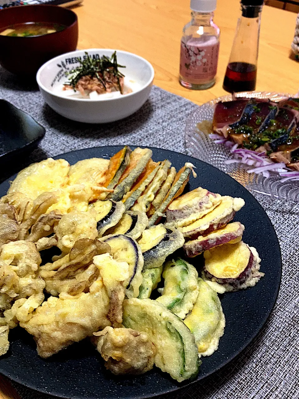 Snapdishの料理写真:野菜天ぷら、大根サラダ、カツオのたたき、味噌汁(ほうれん草、油揚げ)|ツインうさぎさん