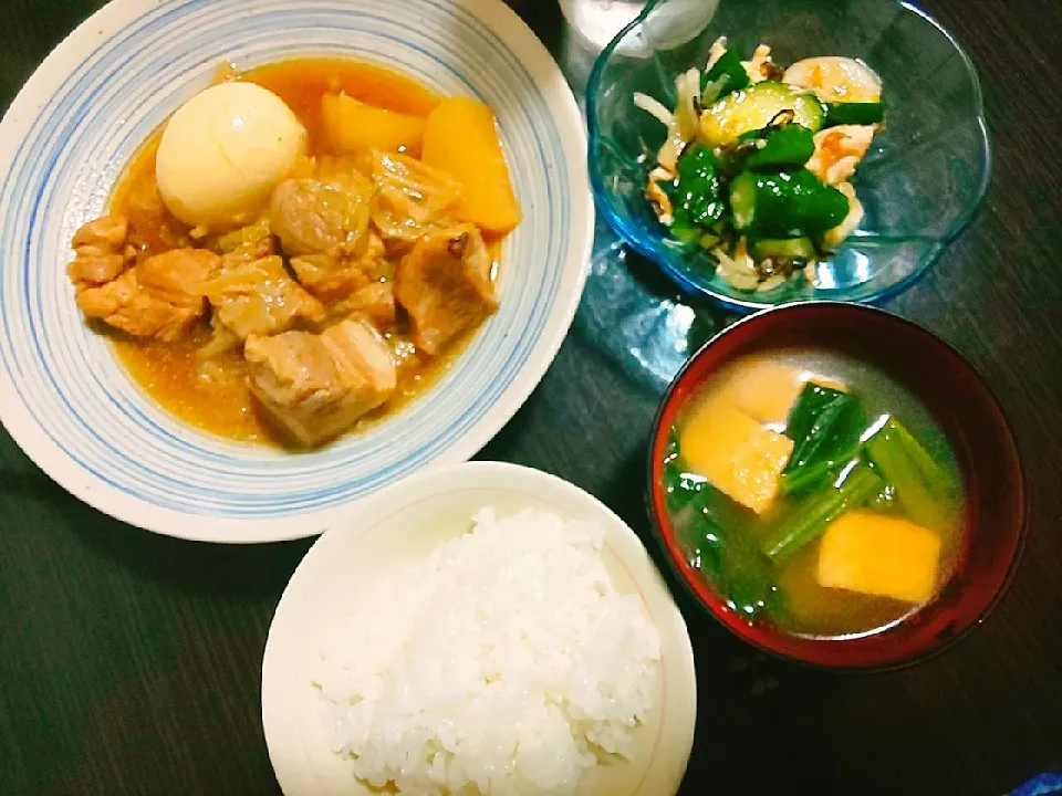 ご飯、小松菜と厚揚げの味噌汁、中華風煮豚、きゅうりと玉ねぎの塩昆布和え|サトリさん