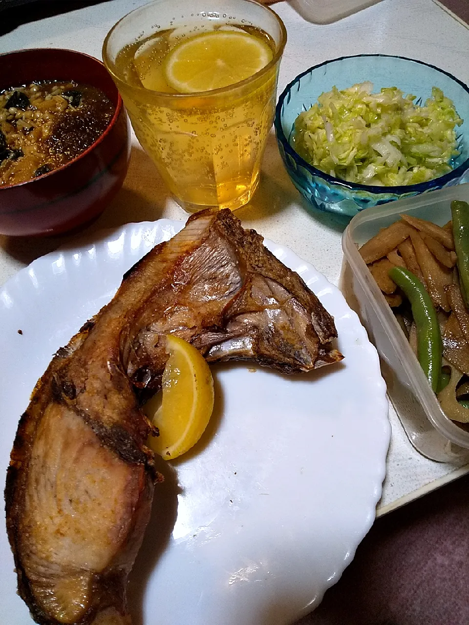 Snapdishの料理写真:今日の晩御飯
※まぐろのカマの塩焼き
※レンコンとゴボウとインゲンのきんぴら
※とろろ昆布とえのきとワカメのお味噌汁
※ホエー漬けキャベツ
※ハイボール|れあMIXさん