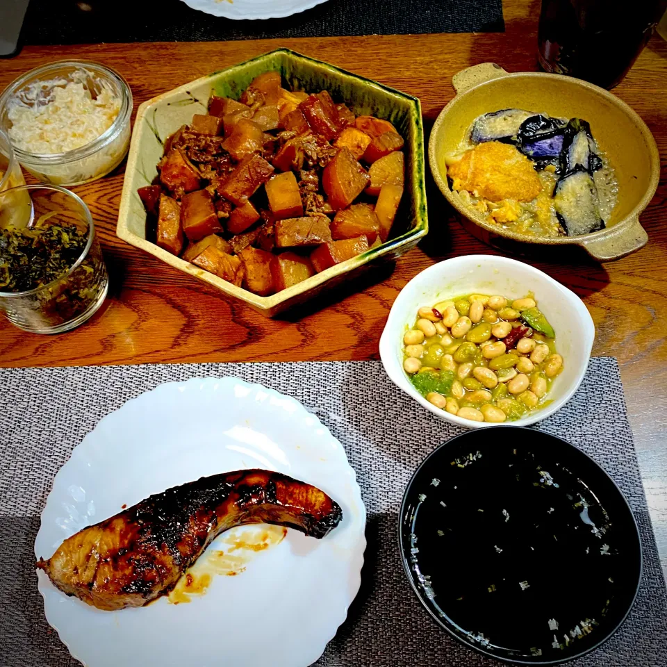 Snapdishの料理写真:鰤照り焼き、大根、里芋、コンニャク、牛肉の味噌煮、もずくスープ、天とじなど、常備菜|yakinasuさん