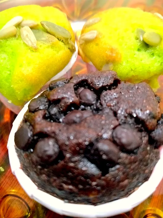 Cupcakes :
Chocolate chips 
Pandan sun flower seeds|Harlina  (Malaysia)さん