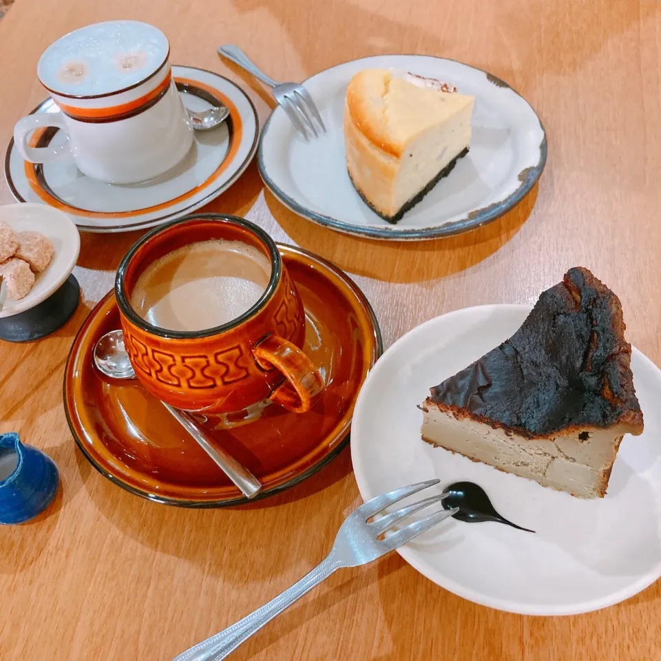 Snapdishの料理写真:ほうじ茶のバスクチーズケーキと安納芋のチーズケーキ🍠|ちゃみこさん