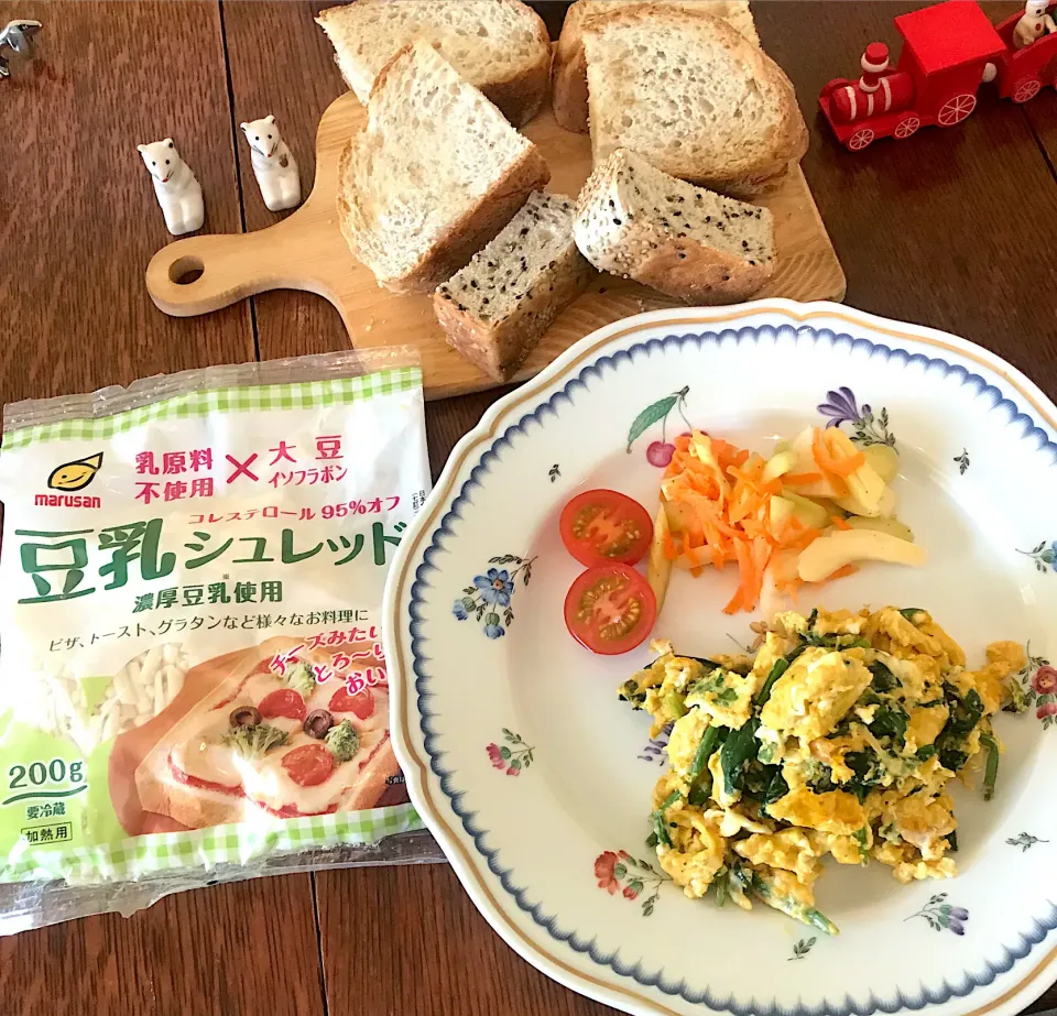 Snapdishの料理写真:ブランチ #豆乳シュレッド入りスクランブルエッグ🥚  #マルサンアイ様  #豆乳シュレッド200g  #セサミパン #|小松菜さん