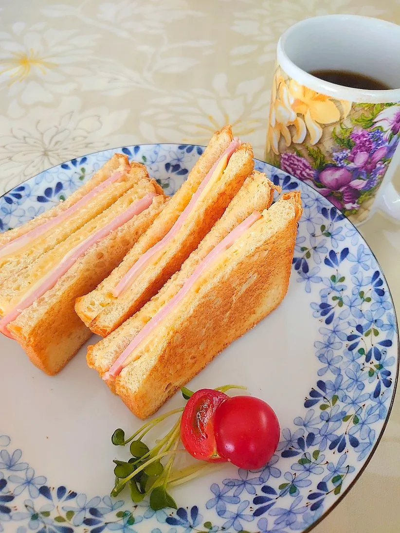 ホットサンドでブランチ

いつものスライスチーズとハム、カラシたっぷり|🍒ふみりん🍒さん