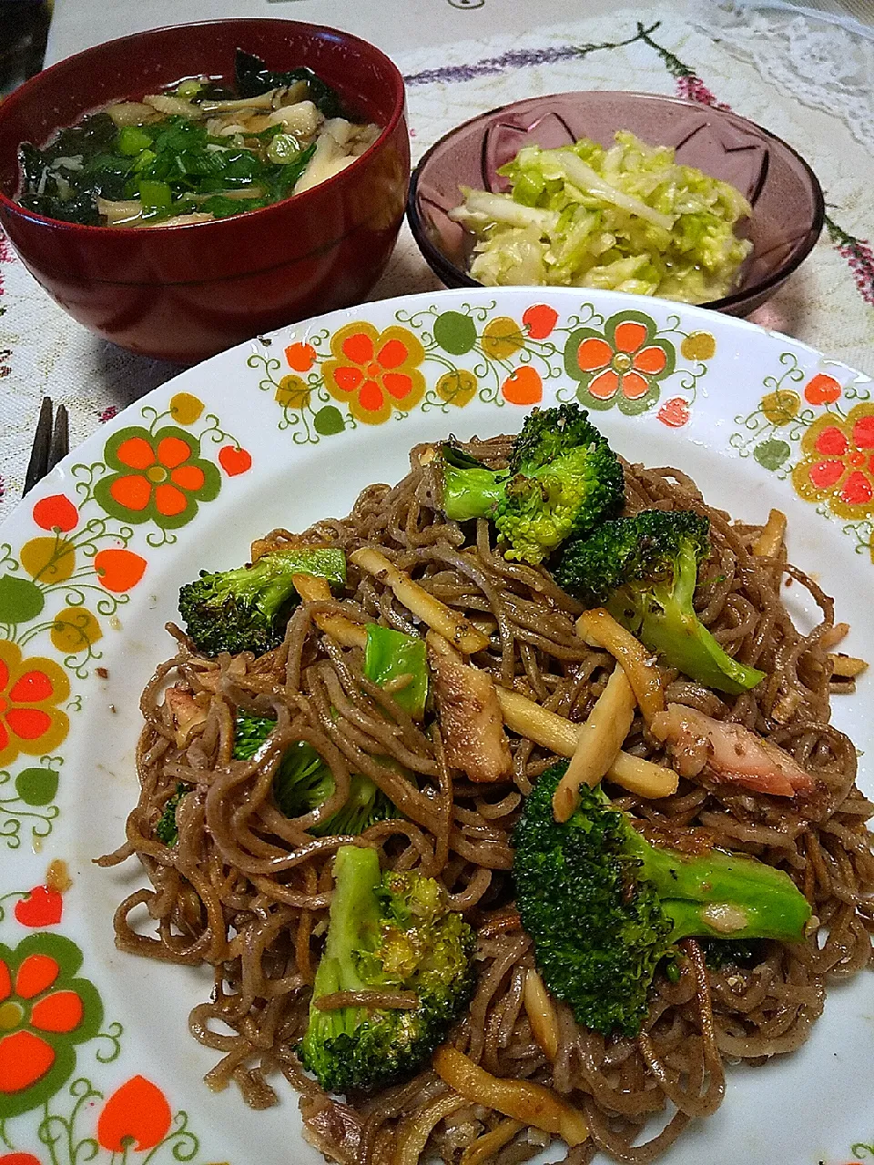 今日のお昼
※エスニックな和蕎麦で焼きそば 
※舞茸とえのきとワカメのお味噌汁
※ホエー漬けキャベツ|れあMIXさん