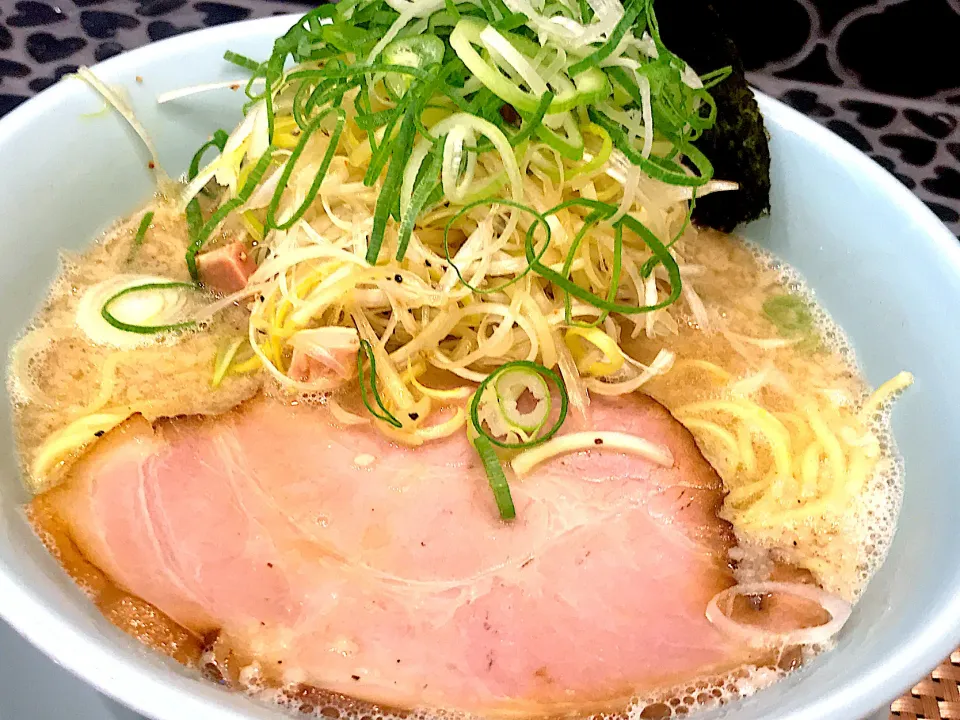 豚骨ダブル葱らーめん🍜ちゃ〜タマおまけトッピング💖|さとちんさん