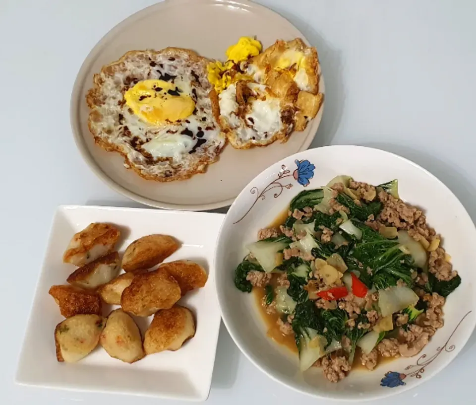 Sunday lunch rice 🍚 + Fried egg + Spicy garlic Nai Bai + Fried Fish Cakes (overcooked) 😅🥰|🌷lynnlicious🌷さん