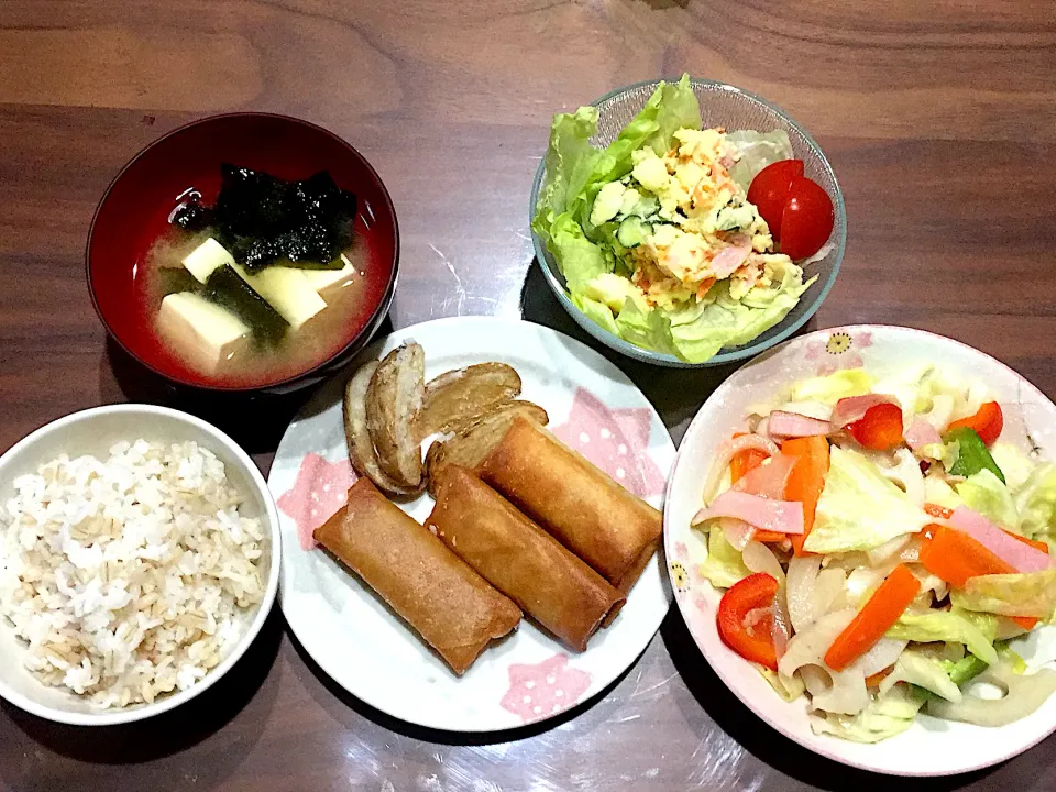 春巻き フライドポテト 野菜炒め ポテトサラダ 豆腐とわかめの味噌汁|おさむん17さん