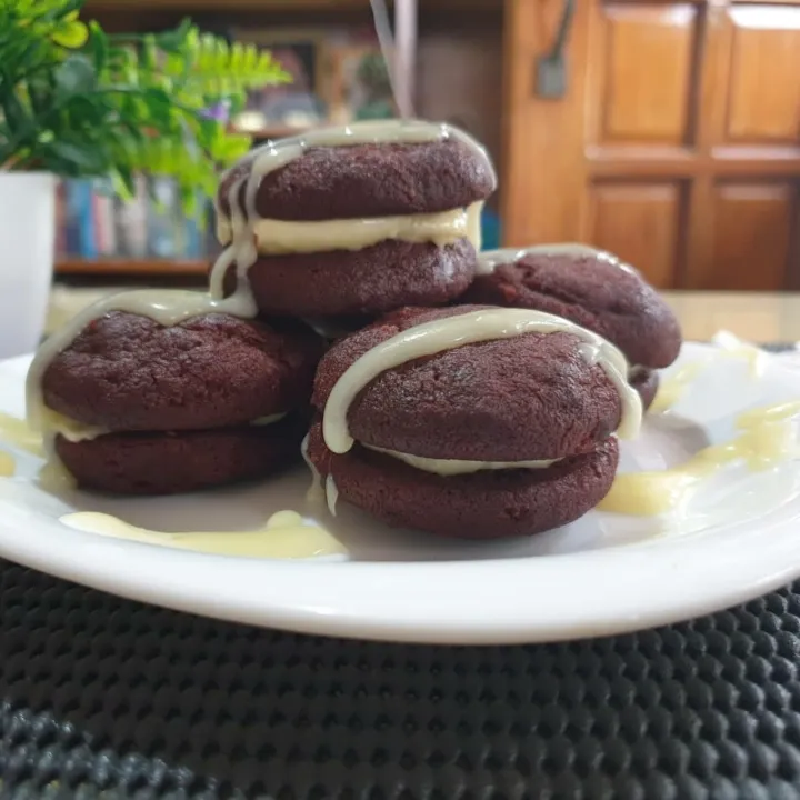 Red Velvet Cookies with Cream Cheese Filling|Mikaela's Kitchenさん