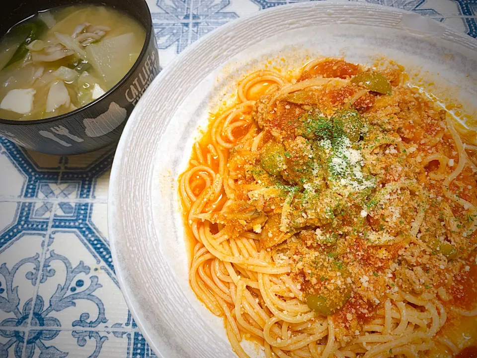 Snapdishの料理写真:オリーブトマトパスタ🍝おみそ汁|くろねこっく🐈‍⬛さん