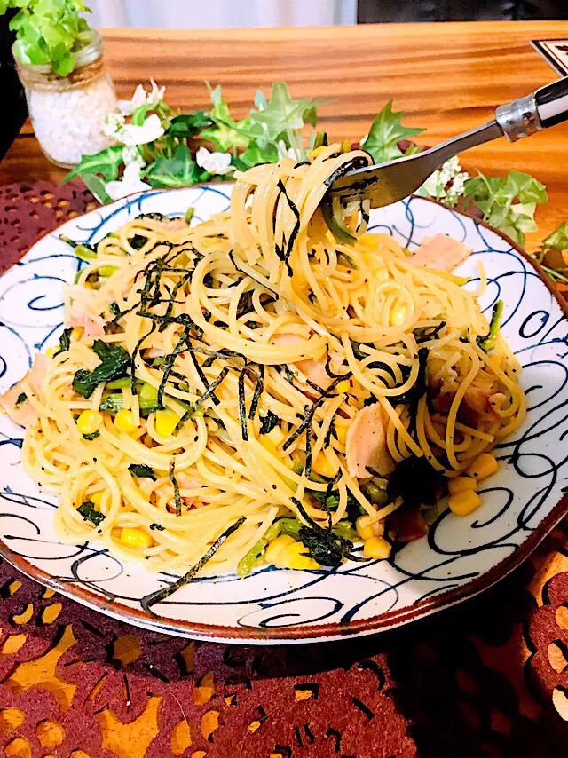 ✲︎小松菜とベーコンのニンニク醤油パスタ♡︎|🌼はなちゃん🌼さん