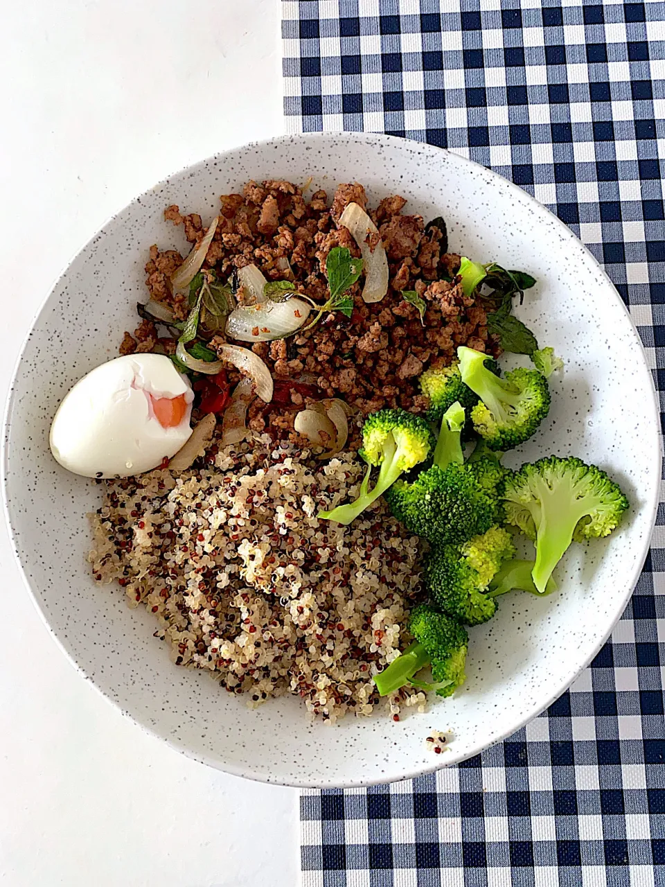 Stir-fried minced beef with basil 🥩 🥚 🥦|Natchy🦋さん