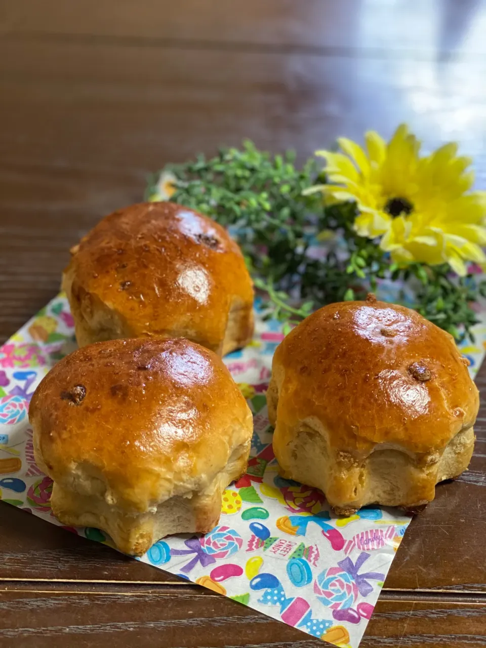 Snapdishの料理写真:ほうじ茶ラテベースを使ったホワイトチョコチップ入りパン|TOMOさん