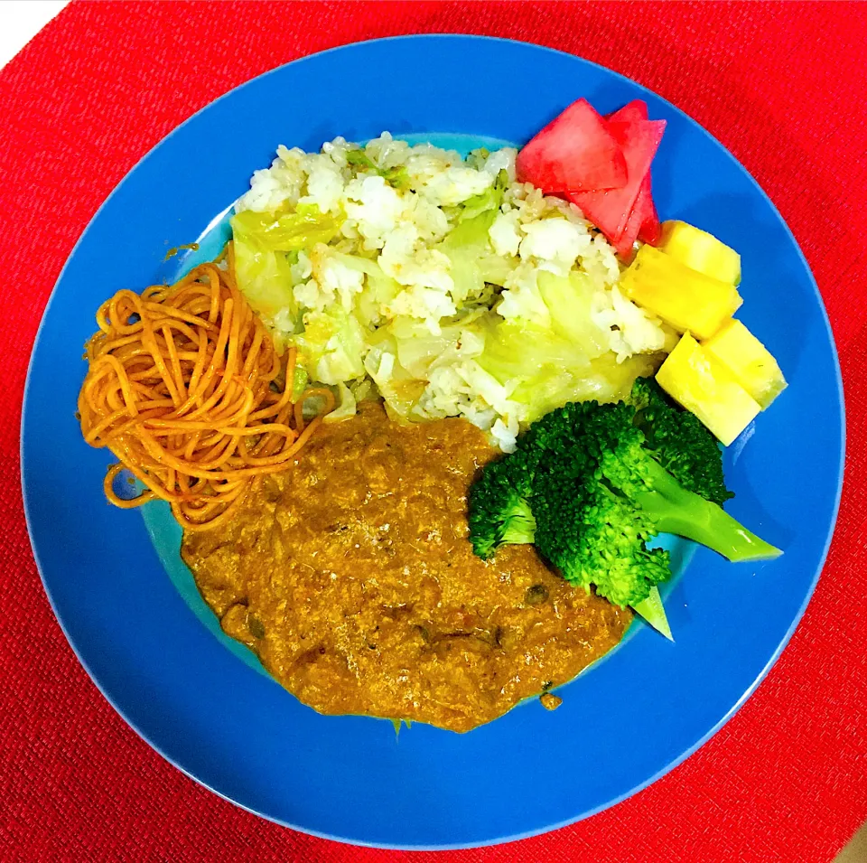 Snapdishの料理写真:朝カレー生活113日目笑笑😋❤️レタスチャーハンとスパイスチキンしめじカレー🍛少し豆乳入れて😋❤️今日も元気にスタートしてます(^｡^)❤️|HAMI69さん