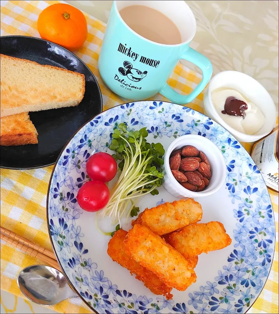 休日のブランチ

ハッシュドポテトとパン|🍒ふみりん🍒さん