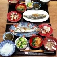 Snapdishの料理写真:自分で釣った鯵とイカのお昼ごはん、鯵の塩焼き、イカのバター焼き|nontaさん