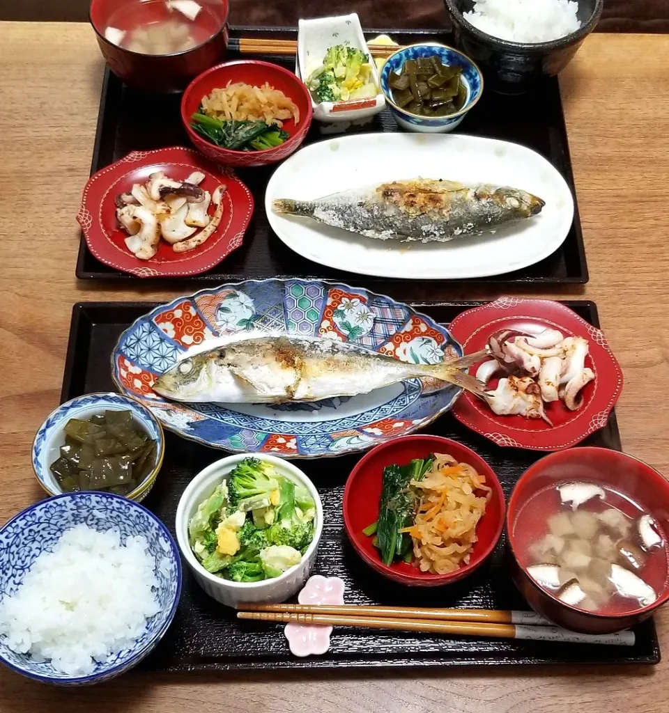 Snapdishの料理写真:自分で釣った鯵とイカのお昼ごはん、鯵の塩焼き、イカのバター焼き|nontaさん