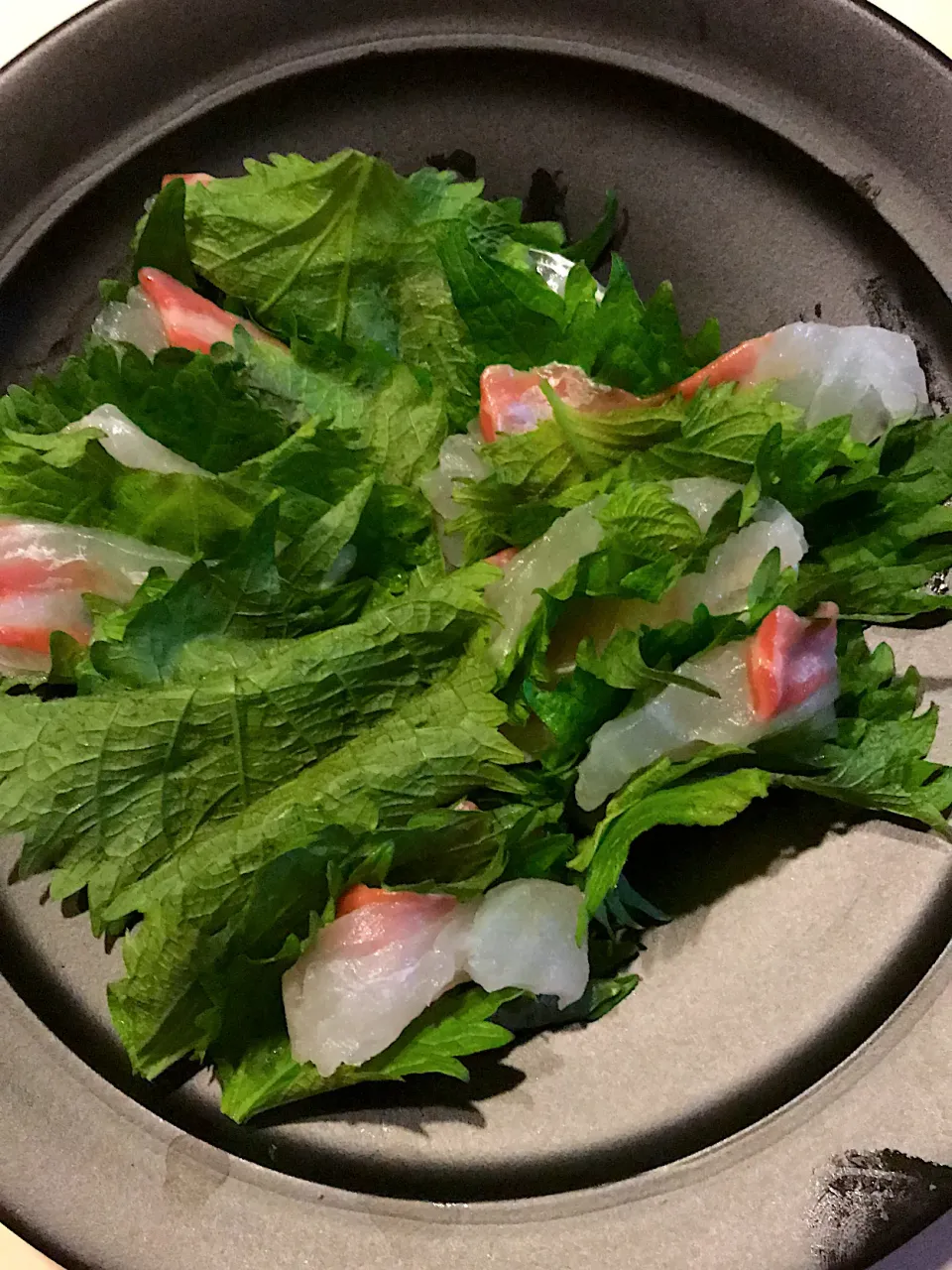 以前行ったお寿司屋さんで🍣鯛と大葉と白ゴマとわさびの細巻きが大変美味しかった事を思い出して☺️鯛を大葉でくるんで創味のぽん酢とゆずこしょうでいただきました|ノムリエさん