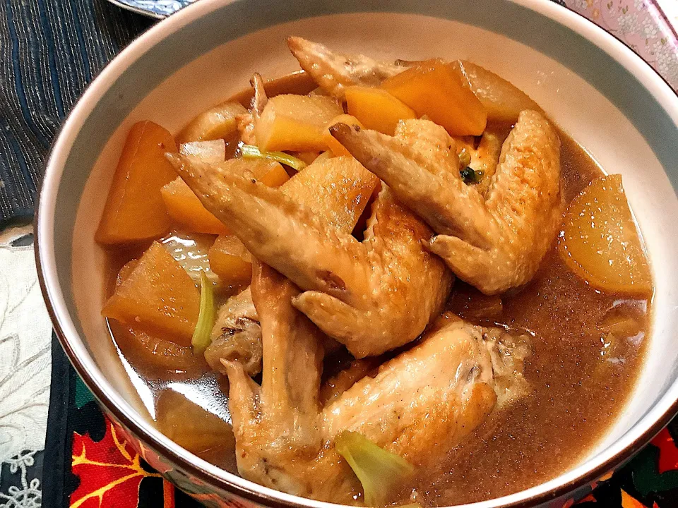 鳥の手羽と大根の煮物😋|アライさんさん