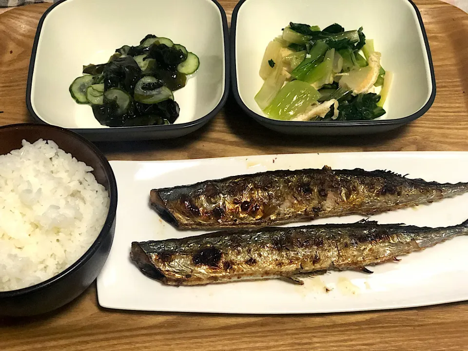 Snapdishの料理写真:☆秋刀魚の塩焼き ☆小松菜胡麻油和え ☆タコと胡瓜の酢の物|まぁたんさん