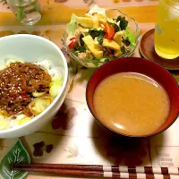 Snapdishの料理写真:旨だれ牛カルビ焼肉丼、カリカリお揚げのツナサラダ、なめこのとろとろ汁|Emiko Kikuchiさん